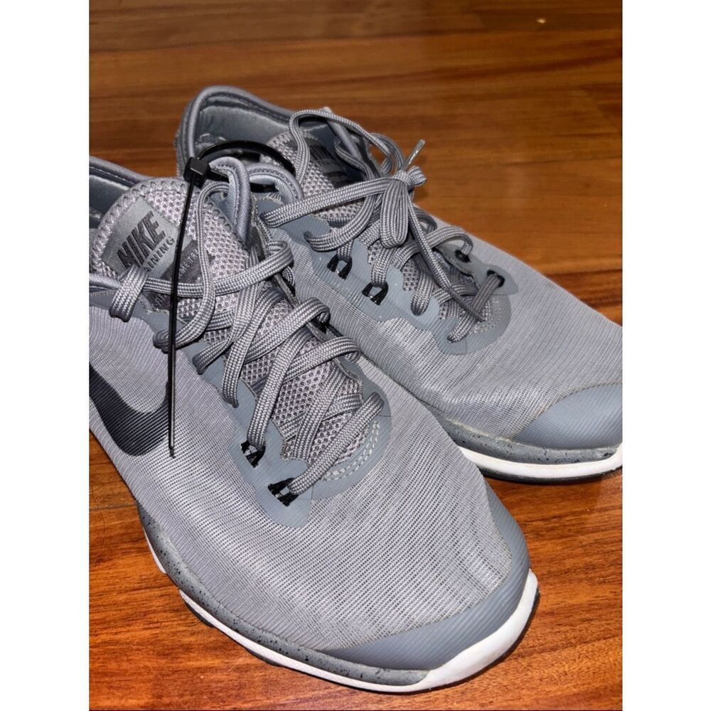 Nike women’s Light Gray Athletic Running Shoes 8.5